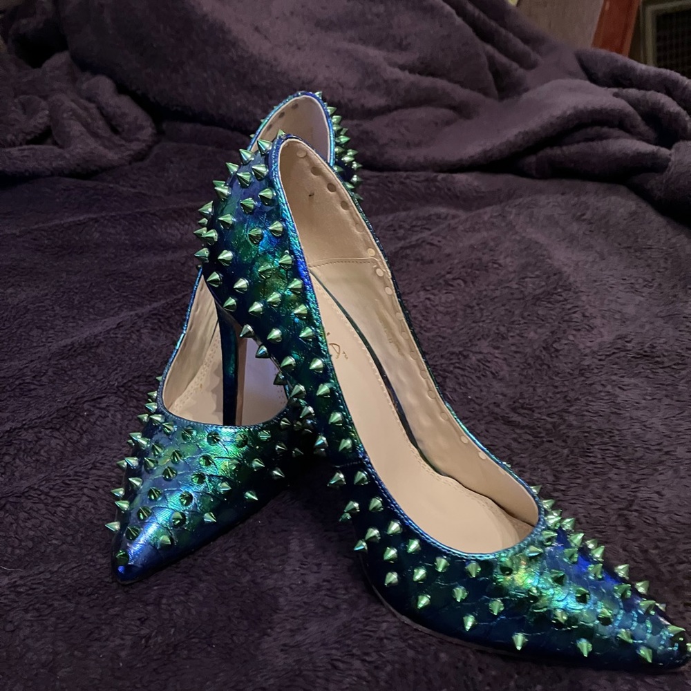 Never been worn. Size 10. Perfect condition.